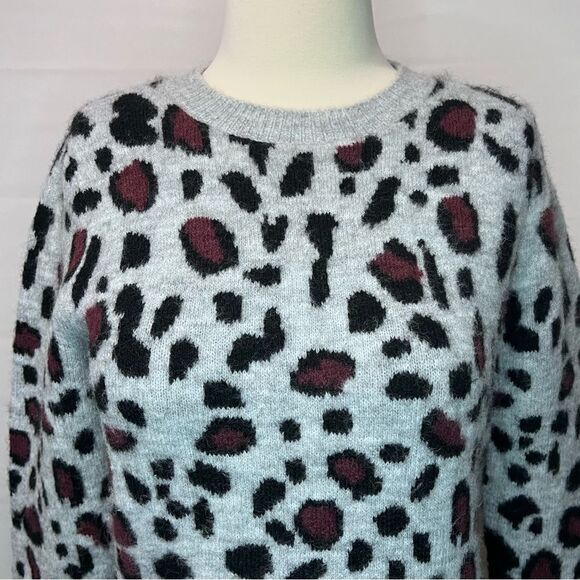 Halogen Snow Leopard Gray Red Crew Neck Sweater Size XS Wool Blend - Picture 2 of 5
